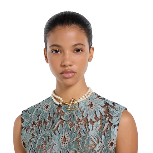 Necklace with stirrup