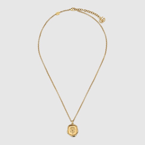Collar con colgante de insignia de Gucci