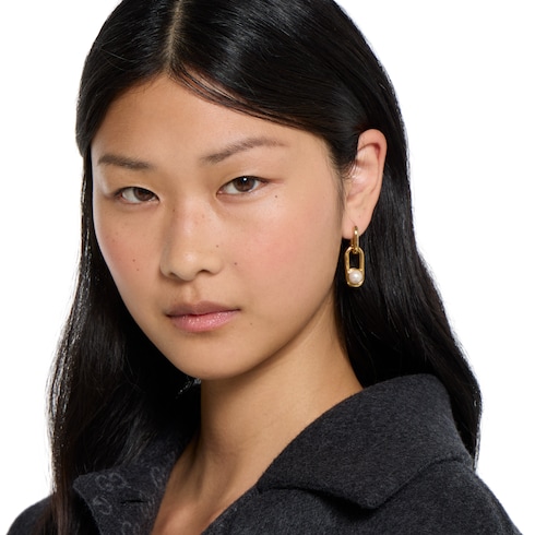 Earrings with mobile pearls