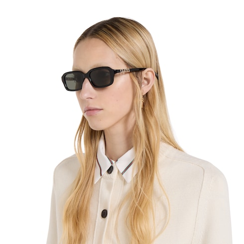 Sonnenbrille mit rechteckigem Rahmen