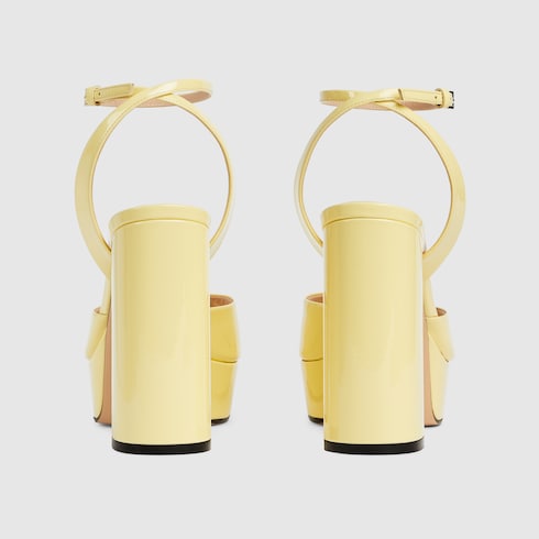 صندل بنعل أمامي مزيّن بحلية Horsebit للنساء