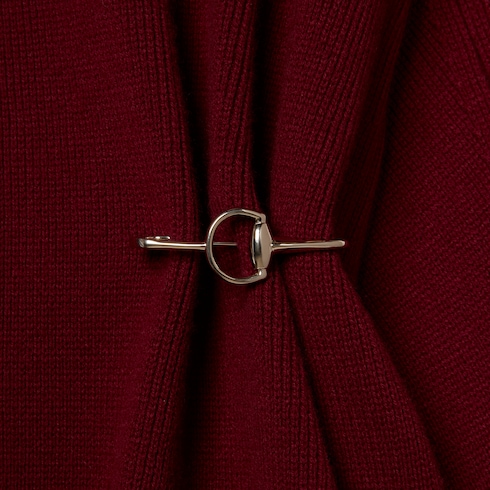 Maglione in lana cashmere con spilla