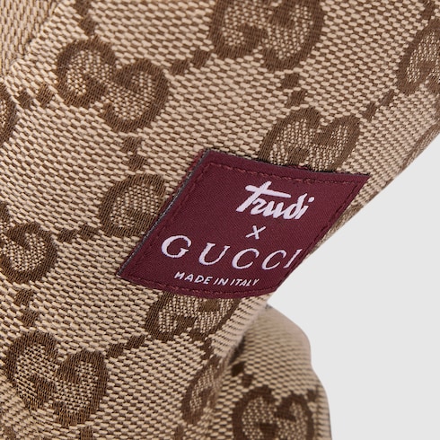 Perro de peluche con GG