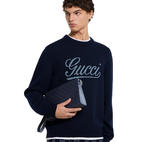 Kleine Pouch mit blassblauem Besatz