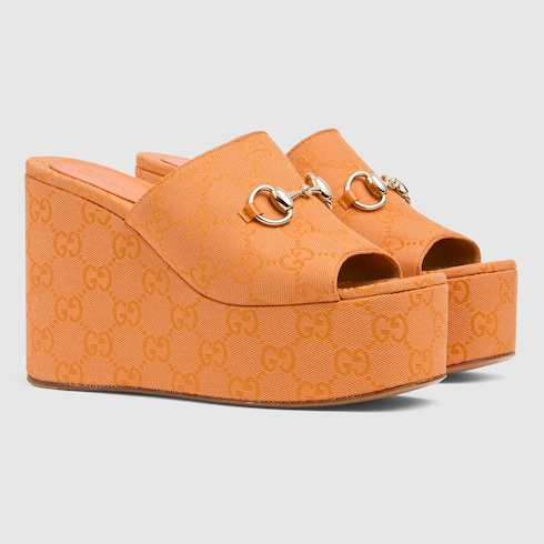 Sandalia con cuña y Horsebit para mujer