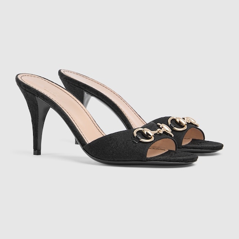 صندل مفتوح مزيّن بحلية Horsebit للنساء