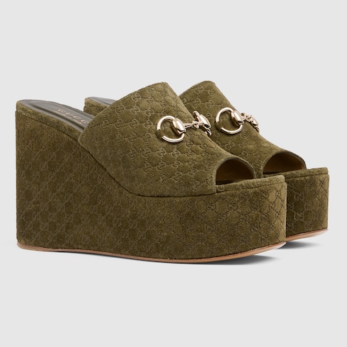 Sandalias con cuña Horsebit para mujer