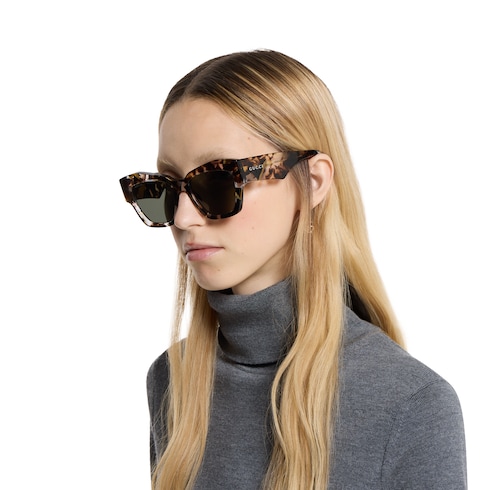 Sonnenbrille in Katzenaugenform