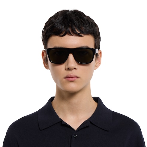 Sonnenbrille mit eckigem Rahmen