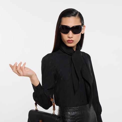 منديل جيب مربع من الحرير مع سلسلة شعارات G المتشابكة