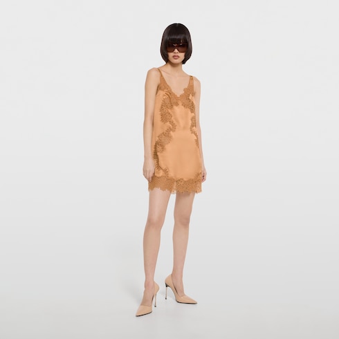 Kleid aus Seidensatin mit Spitzendetail