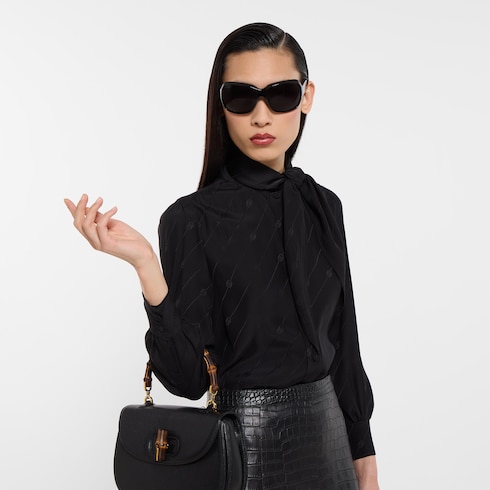 وشاح بنقش الألماس من الحرير مع سلسلة شعارات G المتشابكة