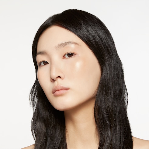 03, Gucci Glow Highlighter Puder