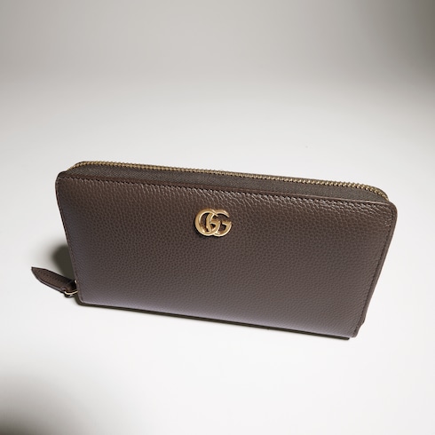 محفظة GG Marmont ثنائية اللون مع سحّاب على محيطها