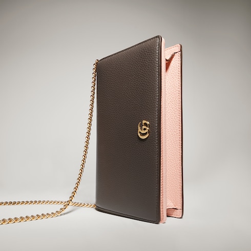 محفظة GG Marmont ثنائية اللون معلقة بسلسلة