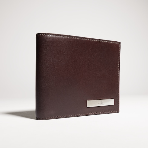Cartera bi-fold con etiqueta de metal