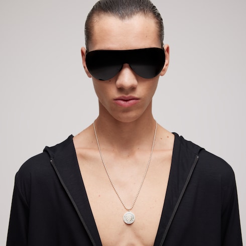 Collier à pendentif avec le blason Gucci