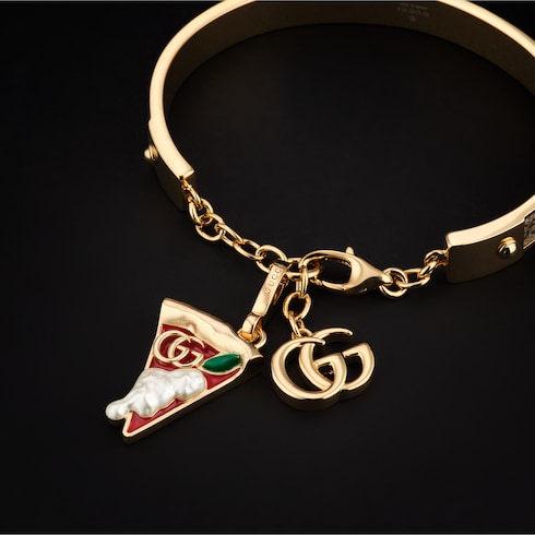 Pizza motif charm in gold-toned brass | GUCCI® US