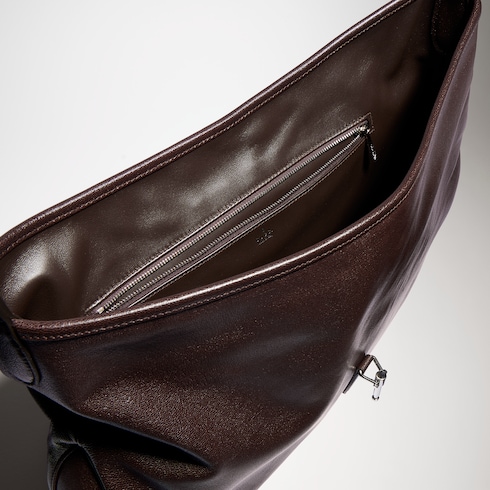 Large crossbody bag with piston closure