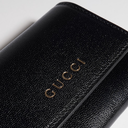 Tarjetero bi-fold con inscripción Gucci
