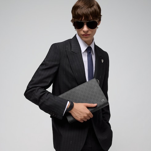 Mittelgroße Pouch mit grauem Besatz