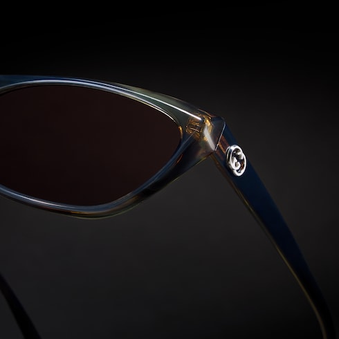 Sonnenbrille mit geometrischem Rahmen