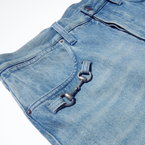 Ausgestellte Hose aus Baumwoll-Denim mit Horsebit