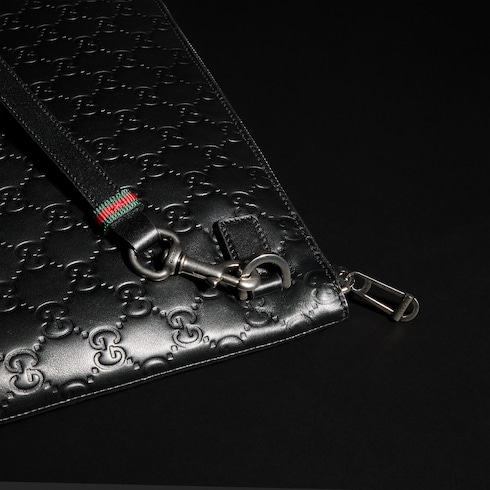 Cartera de mano GG Emblem tamaño mediano