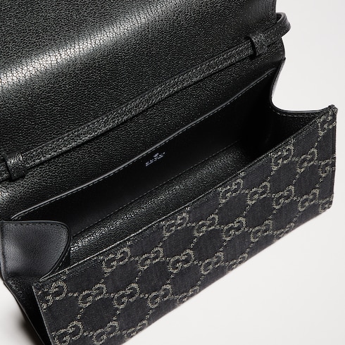 Pouch piccola con cinturino e placca Gucci