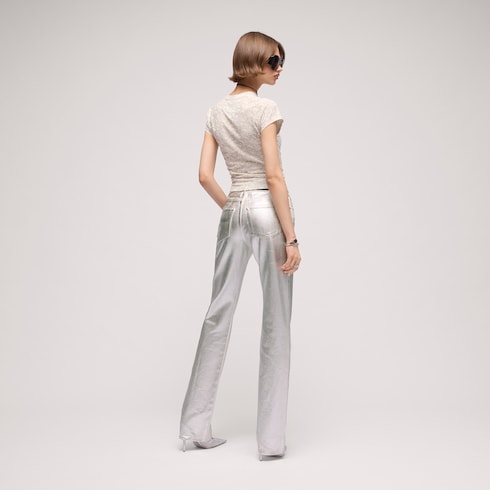 Pantalone in denim con gamba dritta e leggera spalmatura