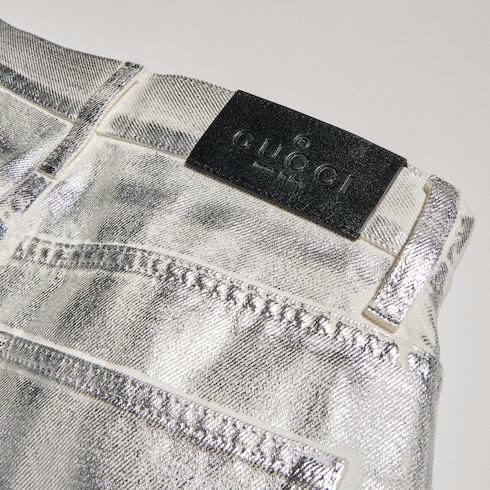 Pantalone in denim con gamba dritta e leggera spalmatura