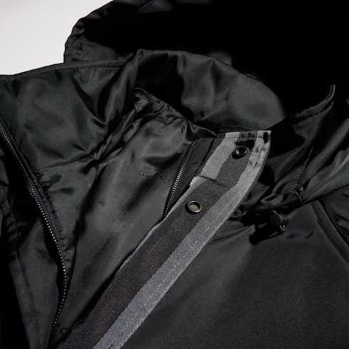 Jacke aus Nylongabardine mit Reißverschluss und Stickerei
