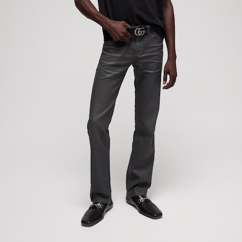 Pantaloni in twill di cotone resinato con vestibilità slim