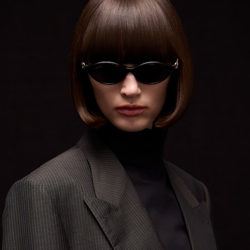 Sonnenbrille mit ovalem Rahmen
