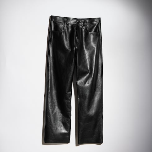Hose aus glänzendem Leder mit Stickerei