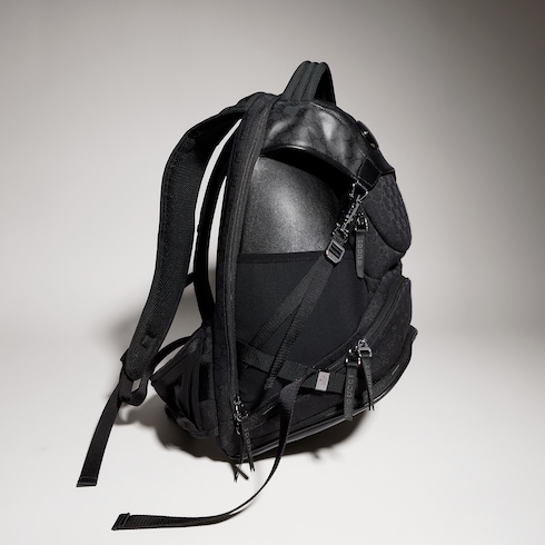 Flap backpack with piston closure