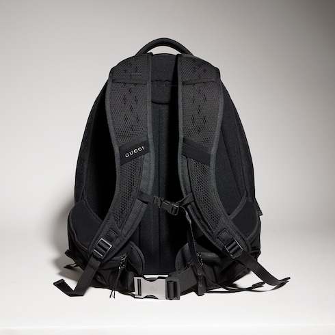 Flap backpack with piston closure