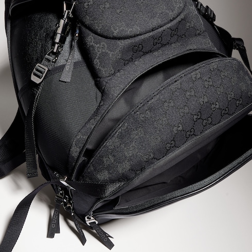 Flap backpack with piston closure