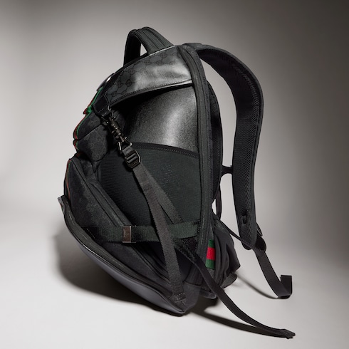 Mochila con solapa y cierre de pistón