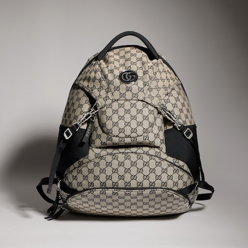 Mochila con solapa y cierre de pistón