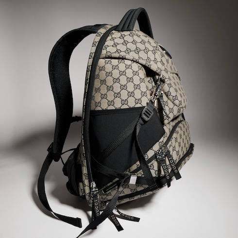 Mochila con solapa y cierre de pistón