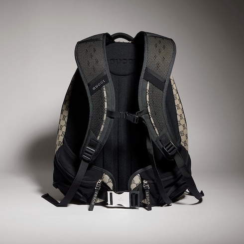Flap backpack with piston closure