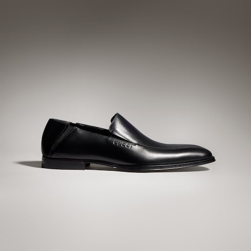 حذاء لوفرز للرجال مع شعار نافر