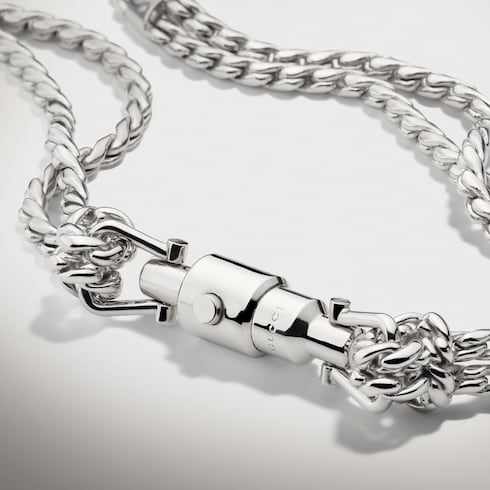 Chain necklace with piston closure