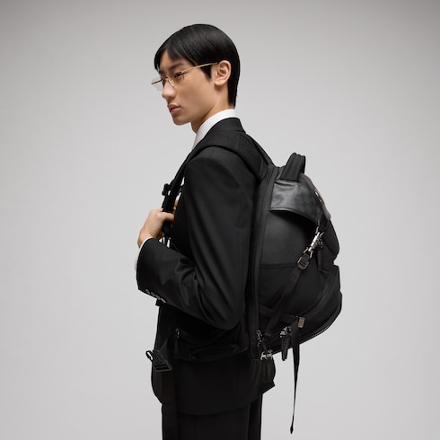 Flap backpack with piston closure