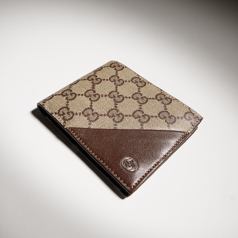 Bi-fold wallet with Interlocking G