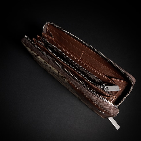 Zip around wallet with Interlocking G