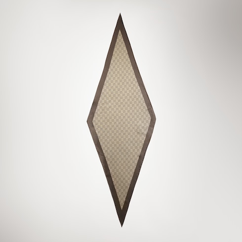 Foulard a rombo in twill di seta stampato