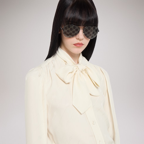 Bluse aus Seidensatin-Crêpe mit GG