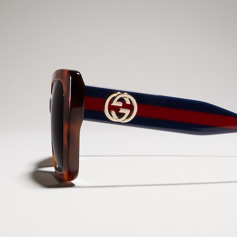 Sonnenbrille mit eckigem Rahmen